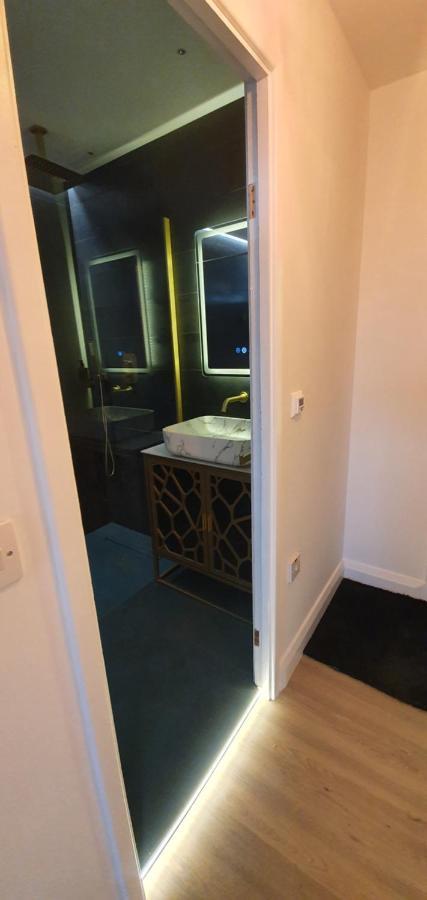 Contemporary Dublin Suite With Hot Tub Lispapple Cross Roads ภายนอก รูปภาพ